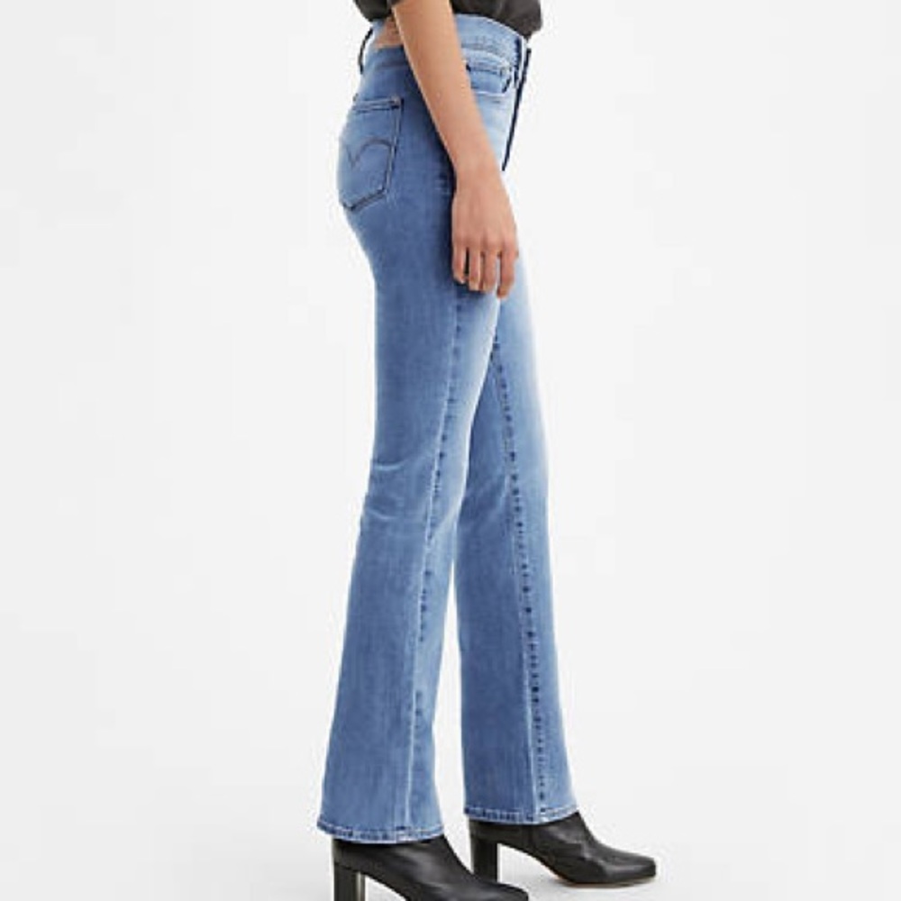 LEVI’S 315 SHAPING BOOTCUT SIZE 27– NWOT MEDIUM WASH